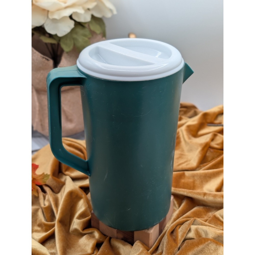 VTG Rubbermaid Forest Green 2.25 Qt Pitcher White Slotted Lid 2445 1980s Retro